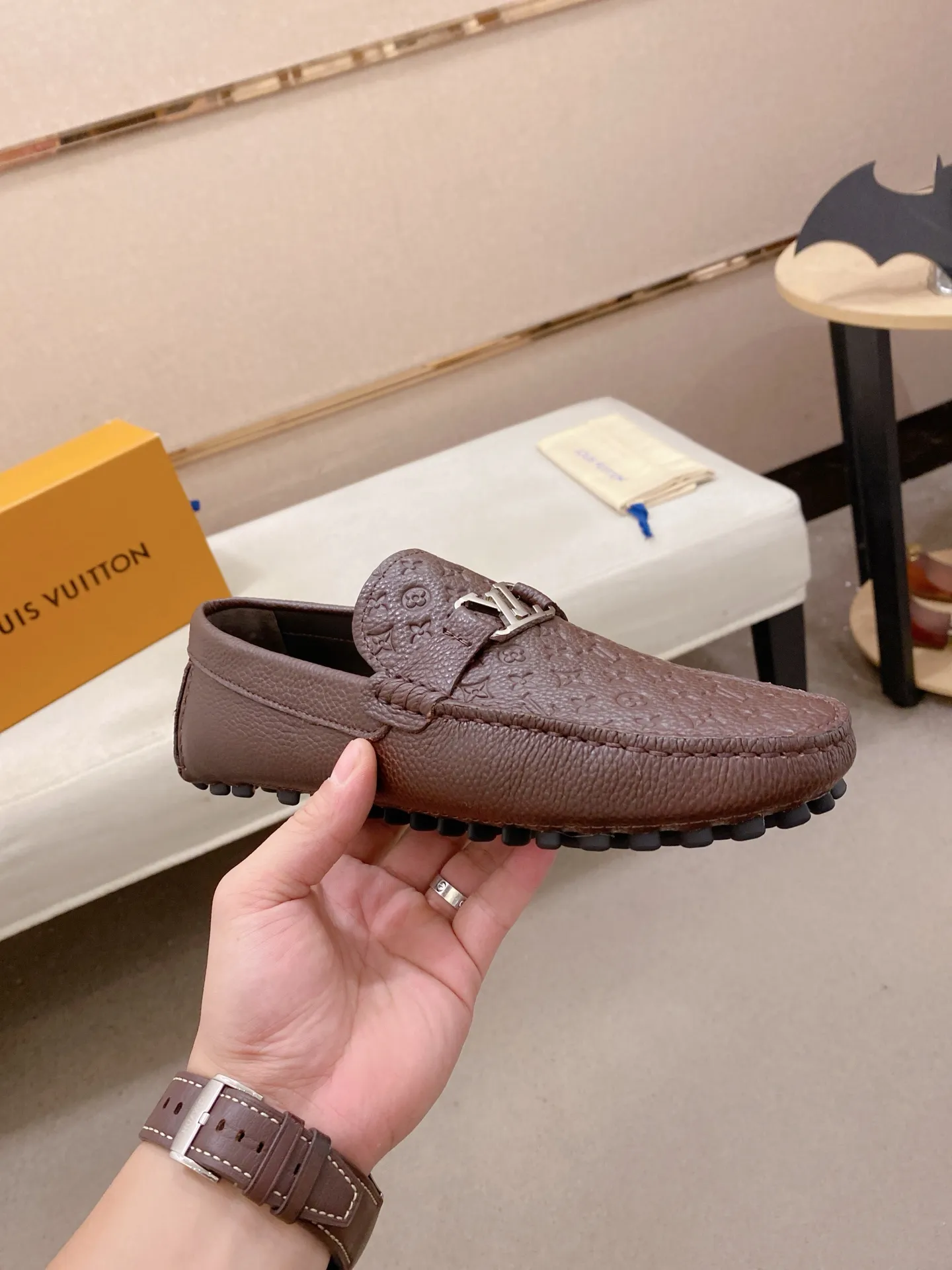 Factory price: 500💰High-end quality! LV 🆕🆕Exclusive hot-selling products in stock🔥🔥New products on the shelves, high-quality Ferragamo men's pea shoes, high-end casual driving shoes, with complete packaging! 💪 💪 Material: imported pebbled first-layer cowhide 🐂 + imported high-quality buffalo leather lining + wear-resistant outsole 👍🏻👍🏻 Features: high-end and comfortable, purely handmade 🚀 🚀 Create the perfect shoe that suits you best 🔥 🔥 Size: (38-44) 45 standard size can be customized!